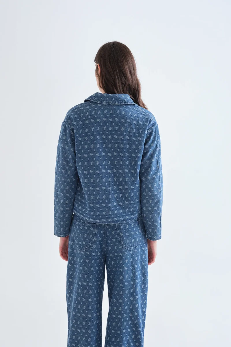 Chaqueta vaquera azul con estampado de corazones - Imagen 3