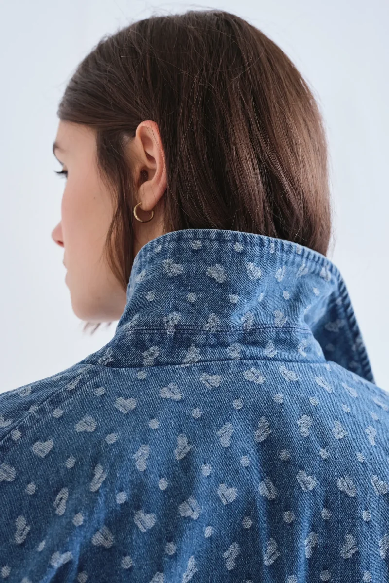 Chaqueta vaquera azul con estampado de corazones - Imagen 4