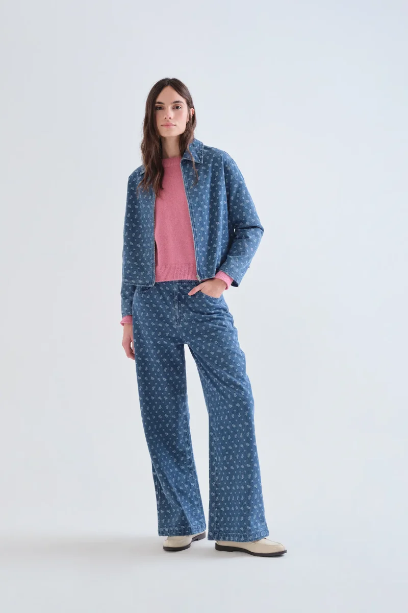 Chaqueta vaquera azul con estampado de corazones - Imagen 5