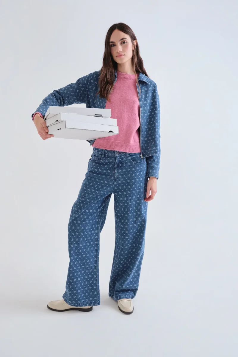 Chaqueta vaquera azul con estampado de corazones - Imagen 6