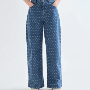 Pantalón vaquero con estampado de corazones