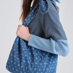 Bolso de hombro vaquero azul con estampado de corazones
