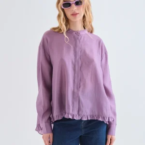 Camisa con pañuelo morado