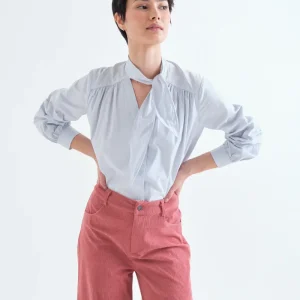 Camisa con lazada estructurada 100% algodón azul claro