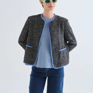 Chaqueta tweed negra con detalles azul claro