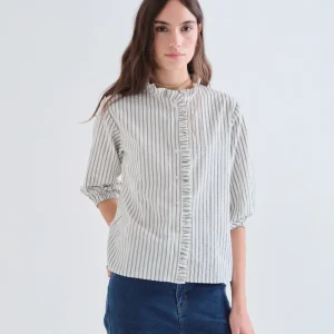 Camisa de rayas negra con detalle de volantes
