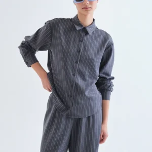 Camisa con estampado de rayas finas grises