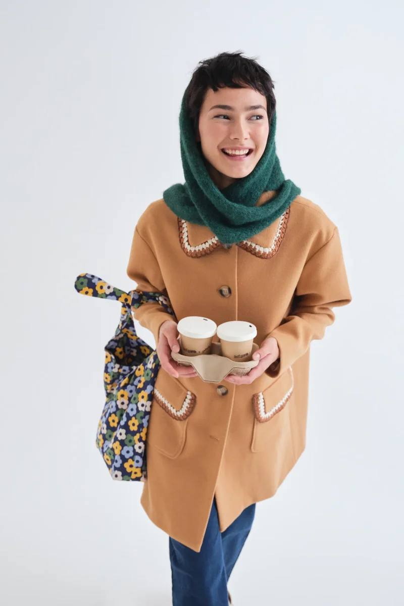 Abrigo camel con detalles bordados - Imagen 6