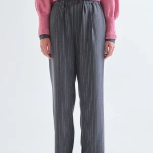 Pantalón con estampado de rayas finas grises