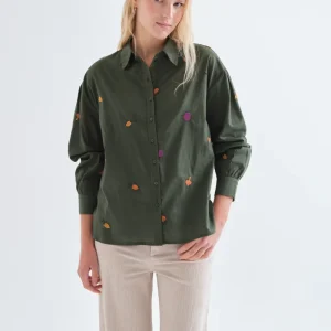 Camisa 100% algodón con bordados de vegetales