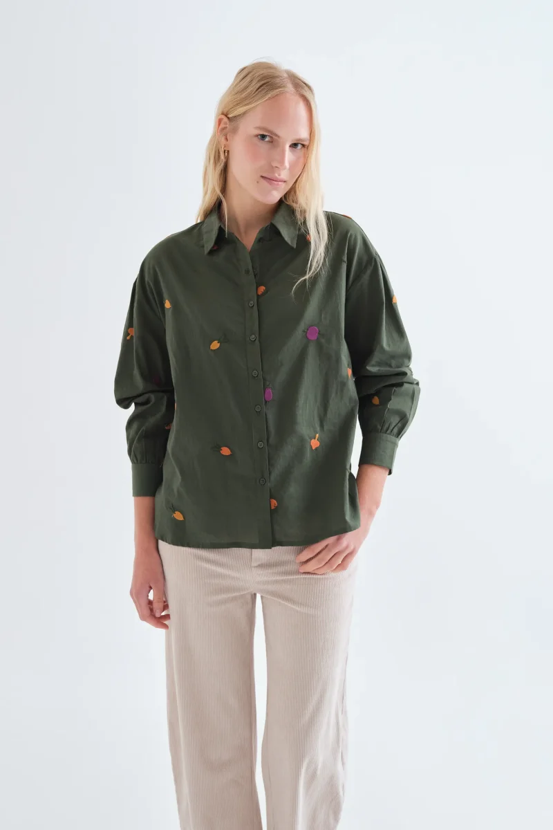 Camisa 100% algodón con bordados de vegetales