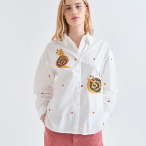Camisa 100% algodón con bordado de caracoles