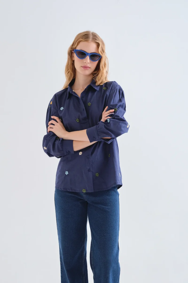 Camisa 100% algodón azul marino con bordado de flores - Imagen 2