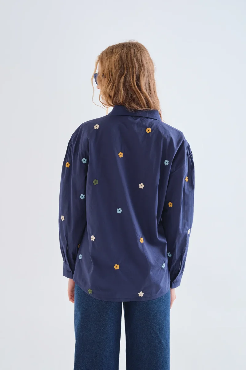 Camisa 100% algodón azul marino con bordado de flores - Imagen 3