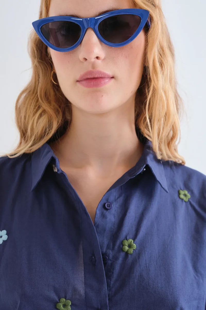 Camisa 100% algodón azul marino con bordado de flores - Imagen 4