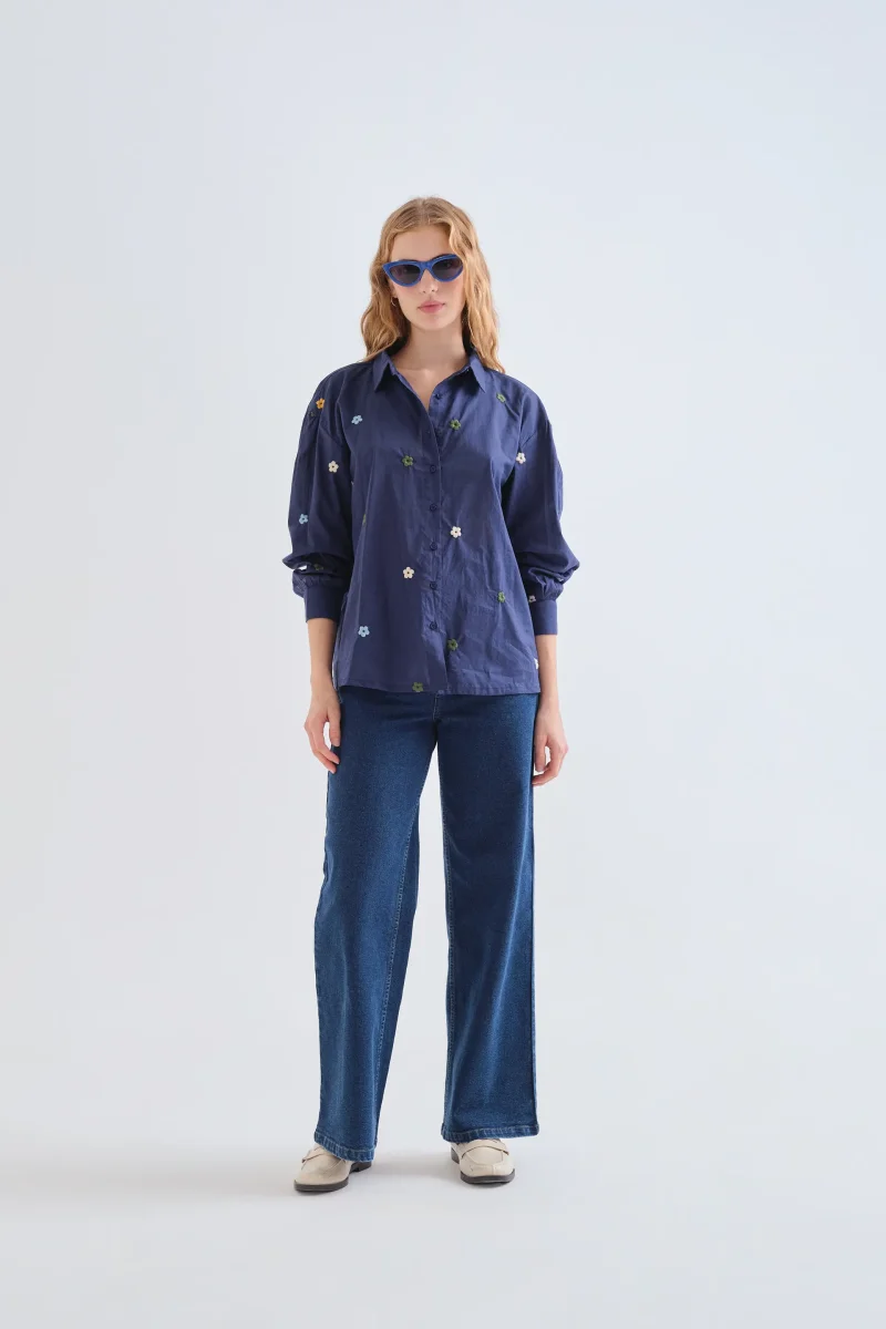 Camisa 100% algodón azul marino con bordado de flores - Imagen 5