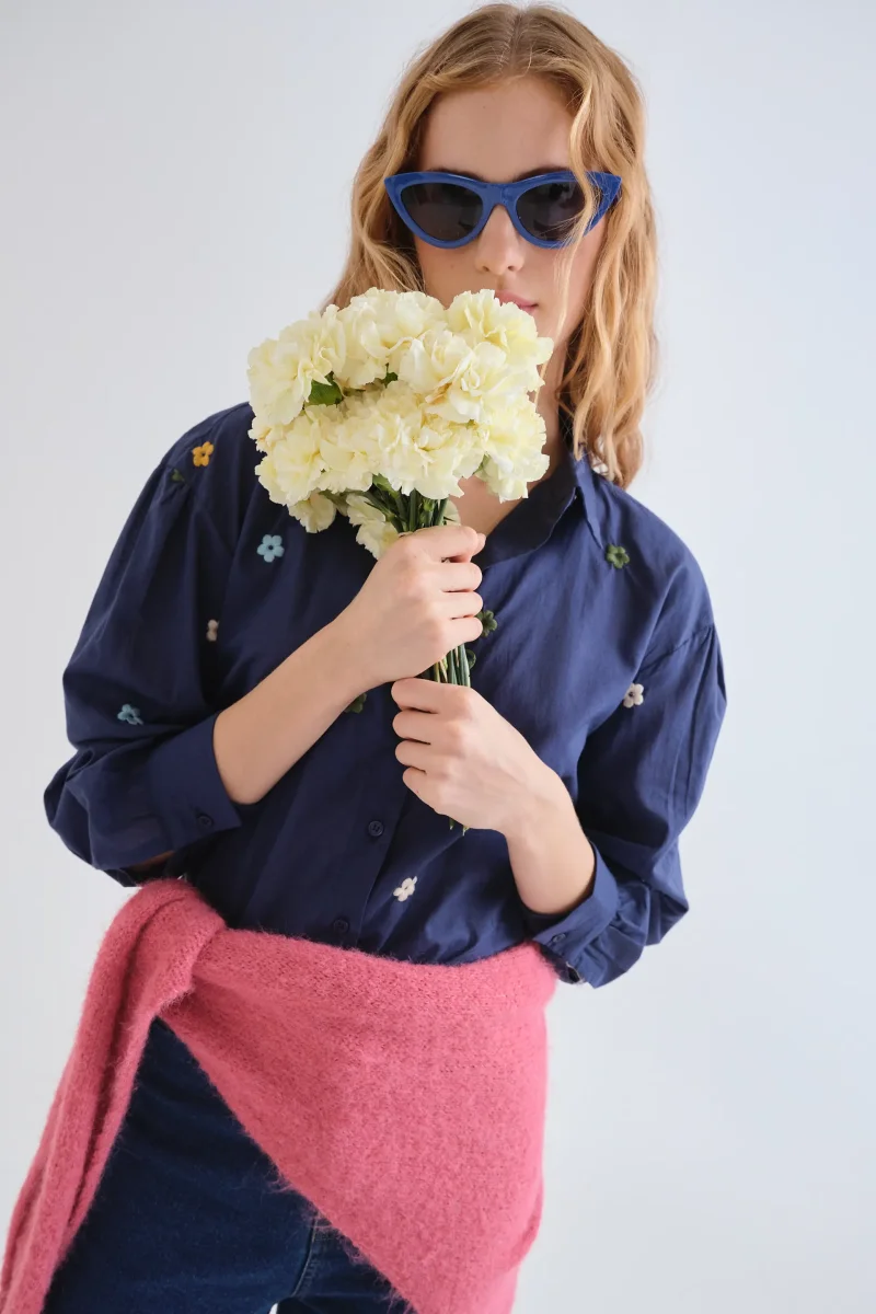 Camisa 100% algodón azul marino con bordado de flores - Imagen 6