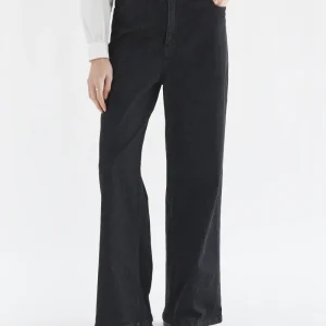Pantalón vaquero negro con bolsillos de corazones