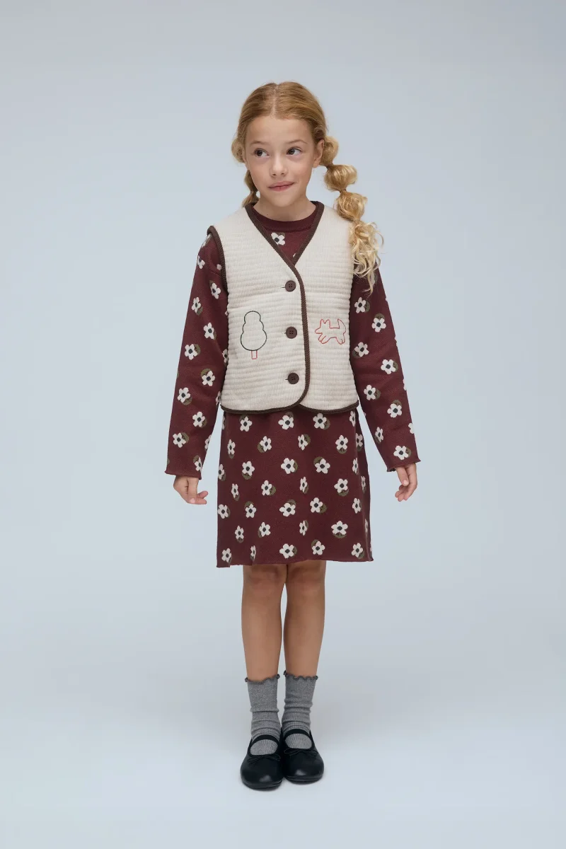 Chaleco de niña con bordado árbol y volpe