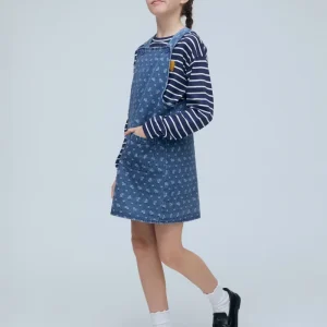 Peto vaquero de niña con estampado de corazones
