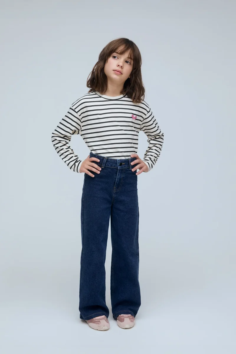 Pantalón vaquero de niña azul marino con bolsillos de corazón - Imagen 2