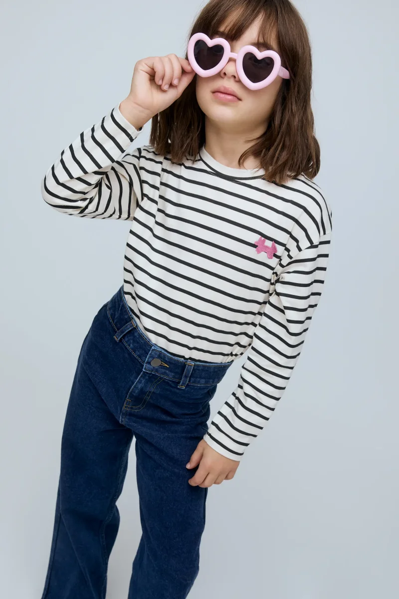 Pantalón vaquero de niña azul marino con bolsillos de corazón - Imagen 4