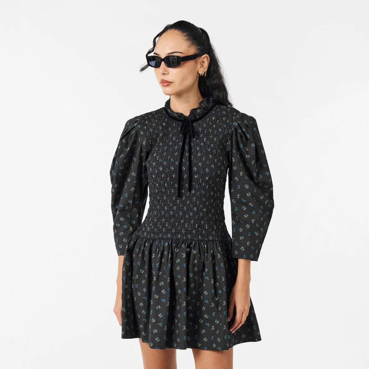 Ganni Ditsy Floral Smock Shirred Velvet Bow Dress - Imagen 4