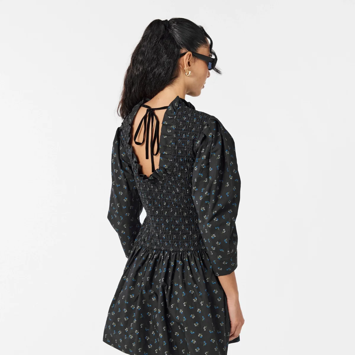 Ganni Ditsy Floral Smock Shirred Velvet Bow Dress - Imagen 5