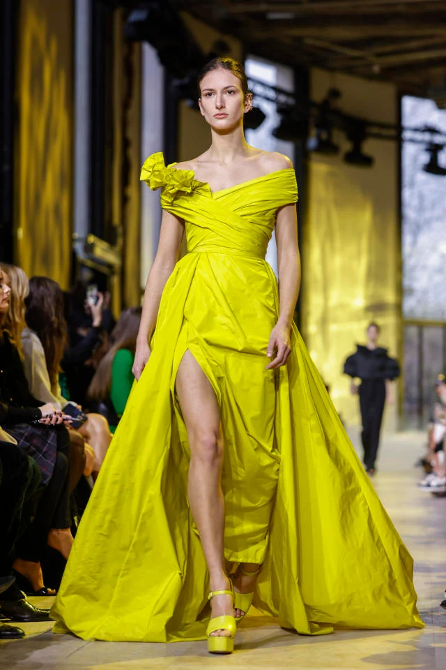 Elie Saab Lime Green Ruffle Detail Off Shoulder Open Leg Formal Gown AW23/24 - Imagen 3