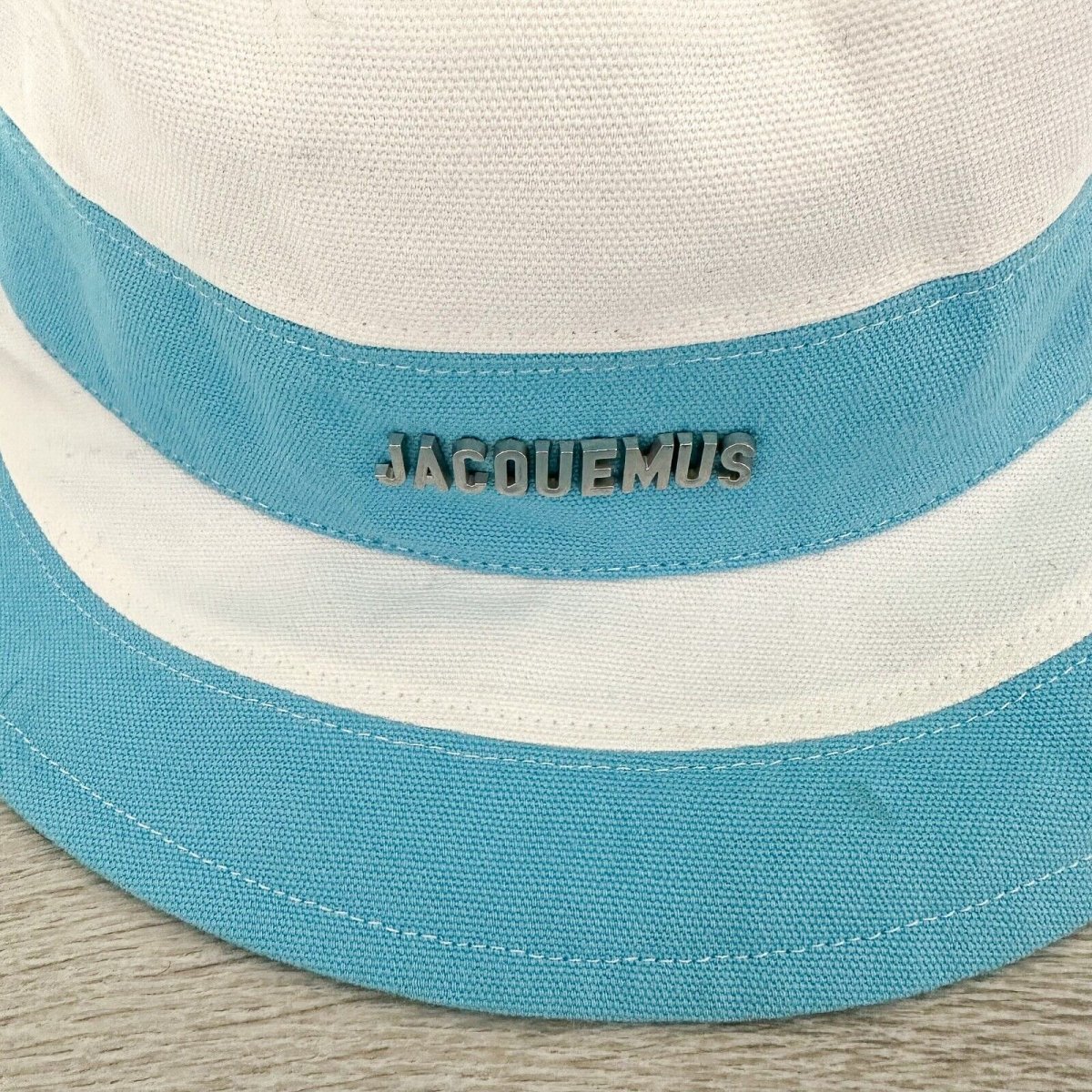 JACQUEMUS Logo Embossed Blue White Stripe Bucket Hat Le Bob Rayures - Imagen 3