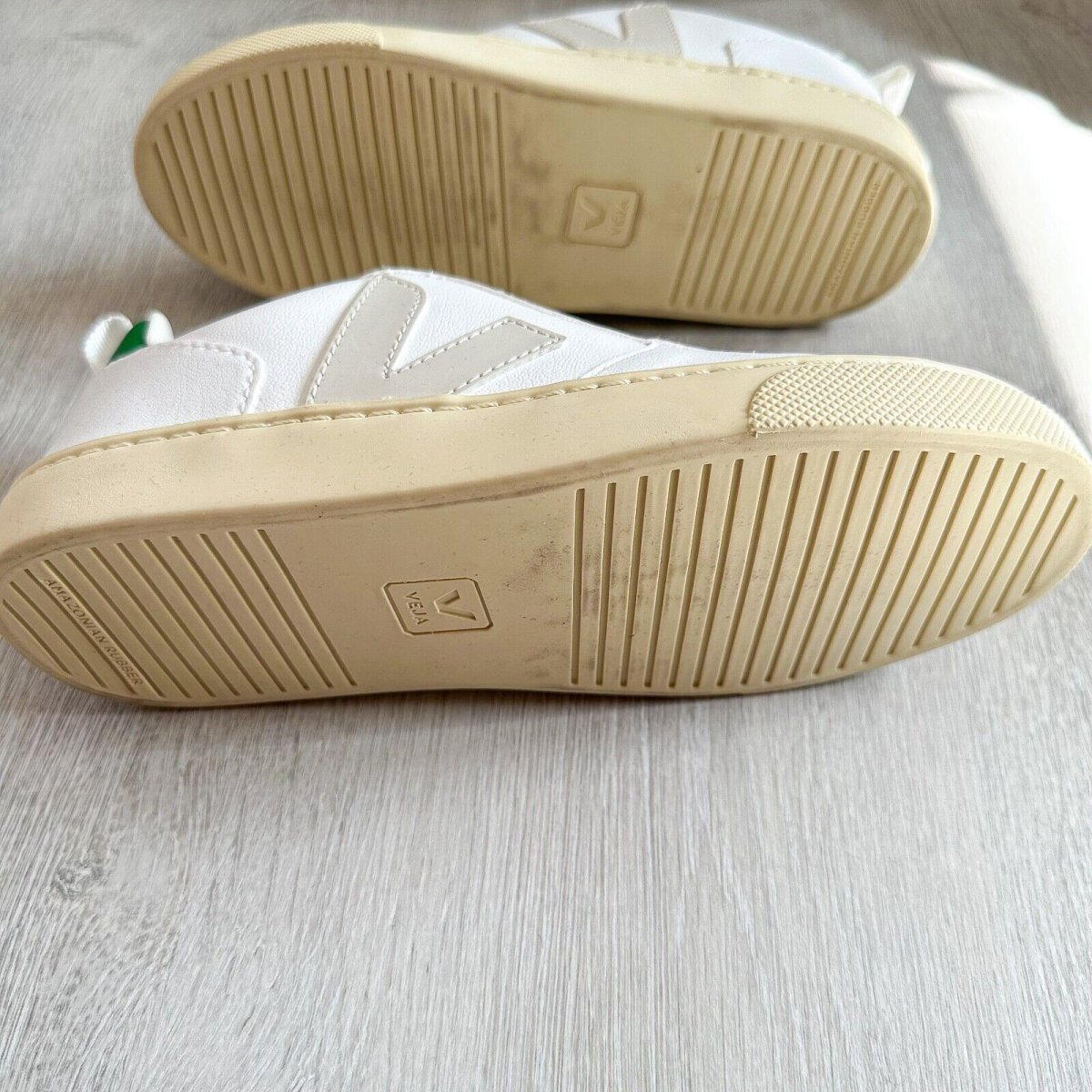 VEJA White Grey Green V Logo Trainers - Imagen 5