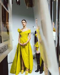 Elie Saab Lime Green Ruffle Detail Off Shoulder Open Leg Formal Gown AW23/24 - Imagen 4
