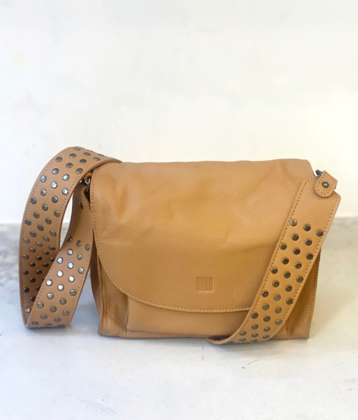 Bolso bandolera camel con tira de tachuelas - Imagen 3