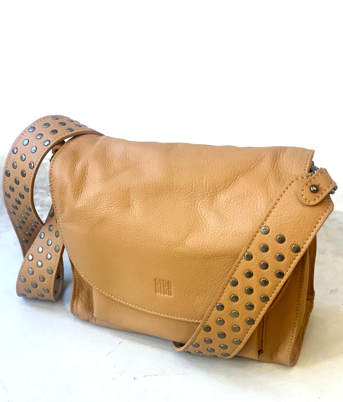 Bolso bandolera camel con tira de tachuelas - Imagen 5