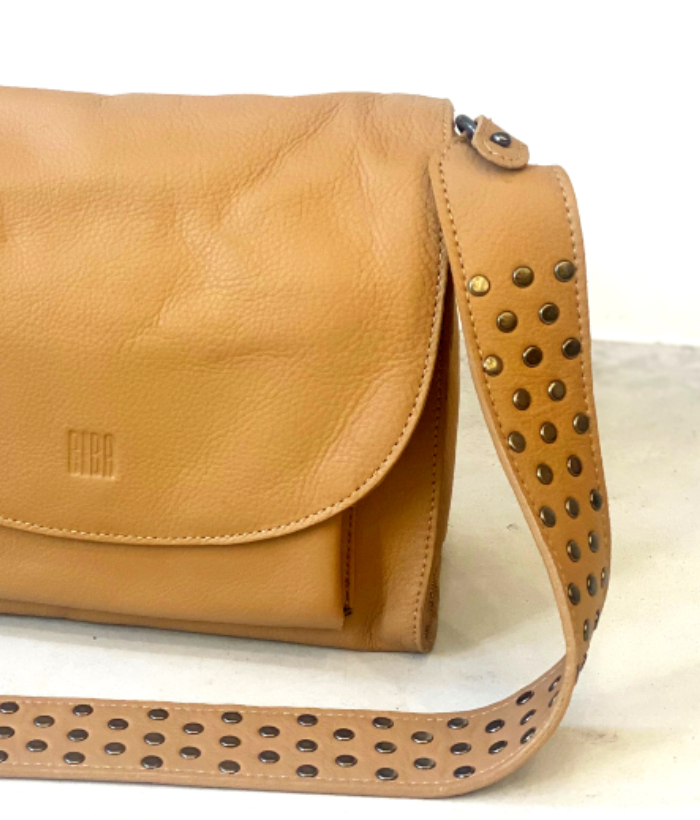 Bolso bandolera camel con tira de tachuelas - Imagen 6