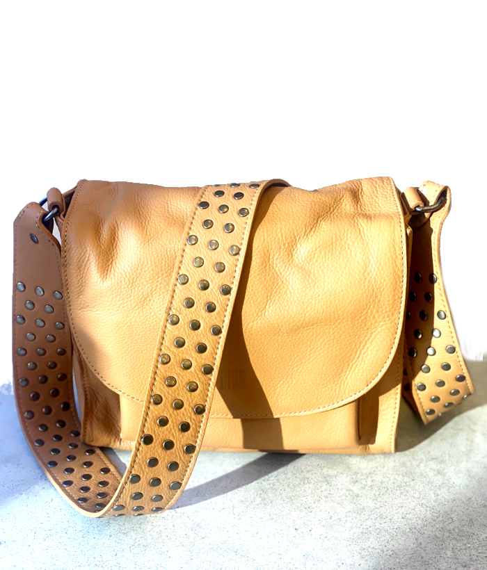 Bolso bandolera camel con tira de tachuelas - Imagen 7