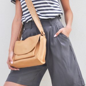Bolso bandolera camel con tira de tachuelas