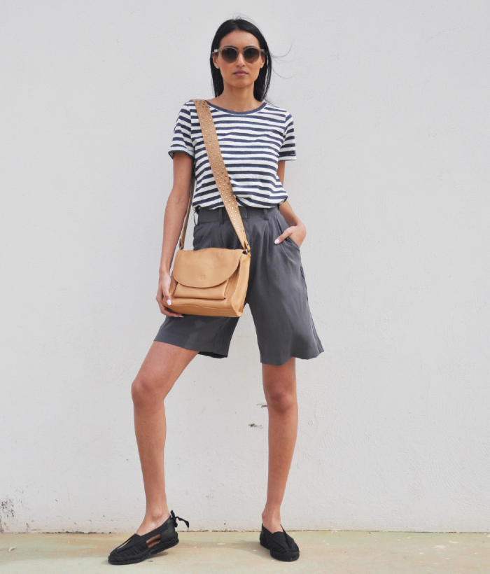 Bolso bandolera camel con tira de tachuelas - Imagen 4