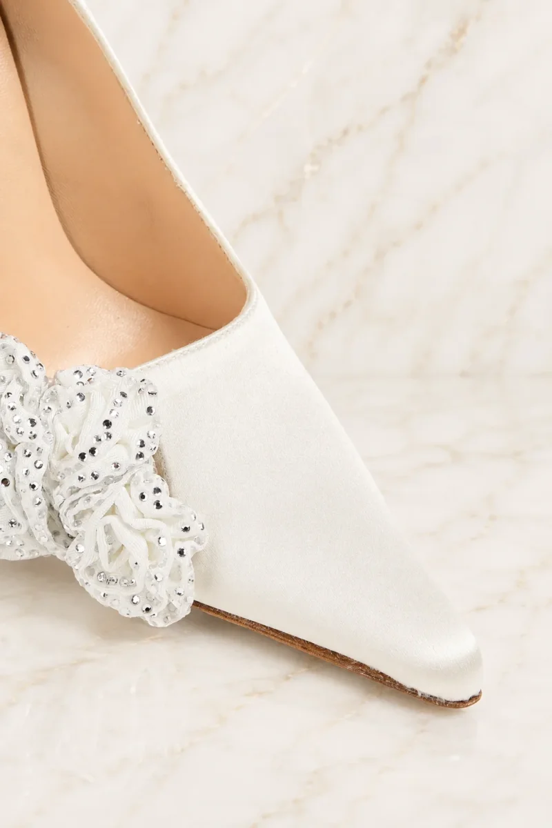Magda Butrym White Crystal Embellished Satin Pumps - Imagen 4