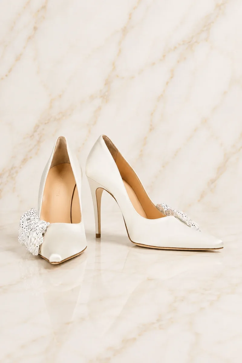 Magda Butrym White Crystal Embellished Satin Pumps - Imagen 6