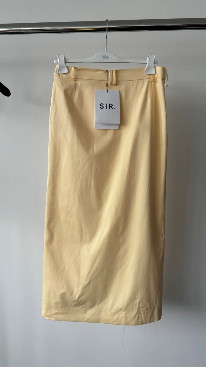 SIR. The Label Giacomo Front Split Woven Butter Yellow Midi Skirt - Imagen 7