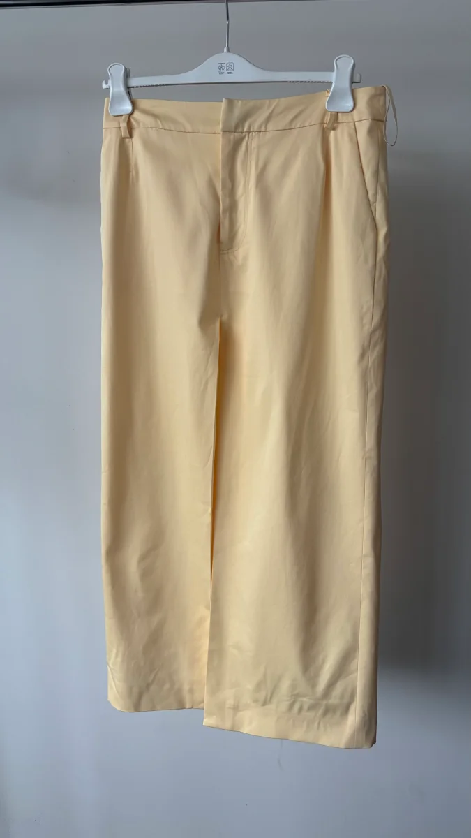 SIR. The Label Giacomo Front Split Woven Butter Yellow Midi Skirt - Imagen 6