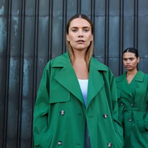 Gabardina verde tres cuartos