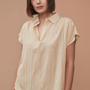 Blusa beige con cuello camisa