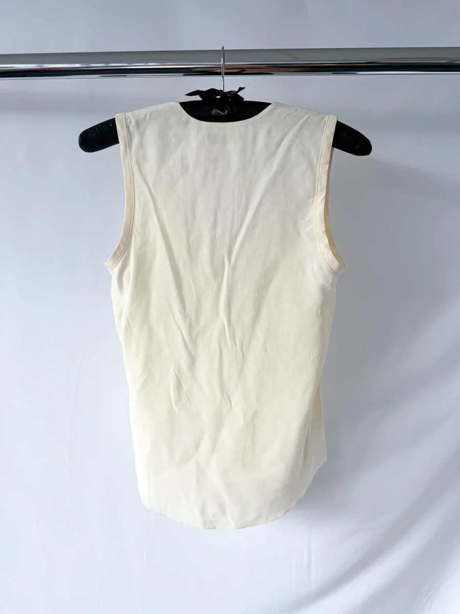 Chloe Buttercream V-Neck Sleeveless Blouse - Imagen 3