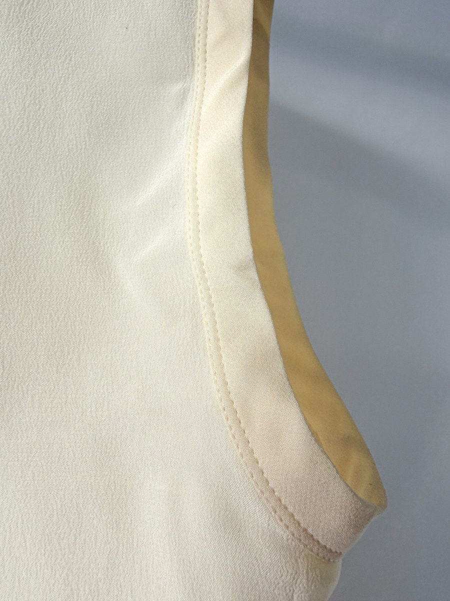 Chloe Buttercream V-Neck Sleeveless Blouse - Imagen 7