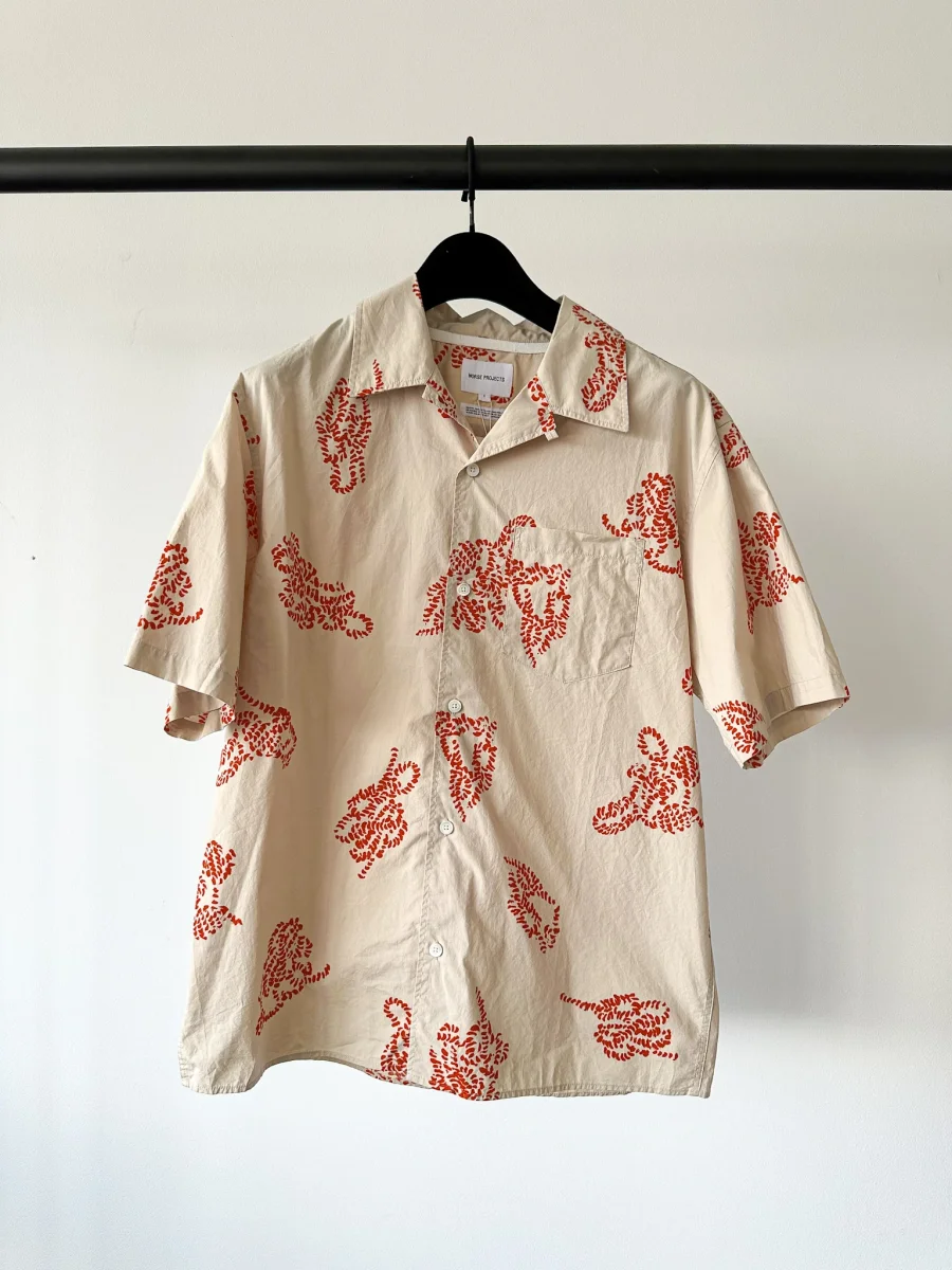 Norse Projects Carsten Print Oatmeal Vintage Inspired Short Sleeved Vacation Shirt - Imagen 3