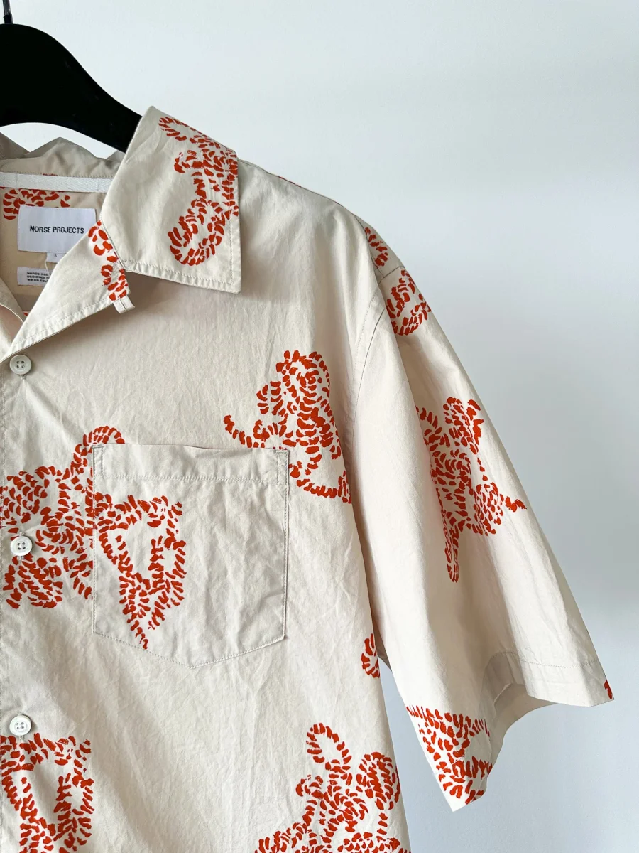 Norse Projects Carsten Print Oatmeal Vintage Inspired Short Sleeved Vacation Shirt - Imagen 5