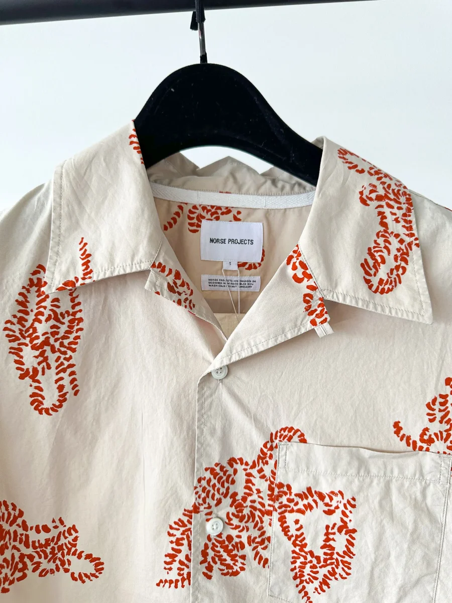 Norse Projects Carsten Print Oatmeal Vintage Inspired Short Sleeved Vacation Shirt - Imagen 7