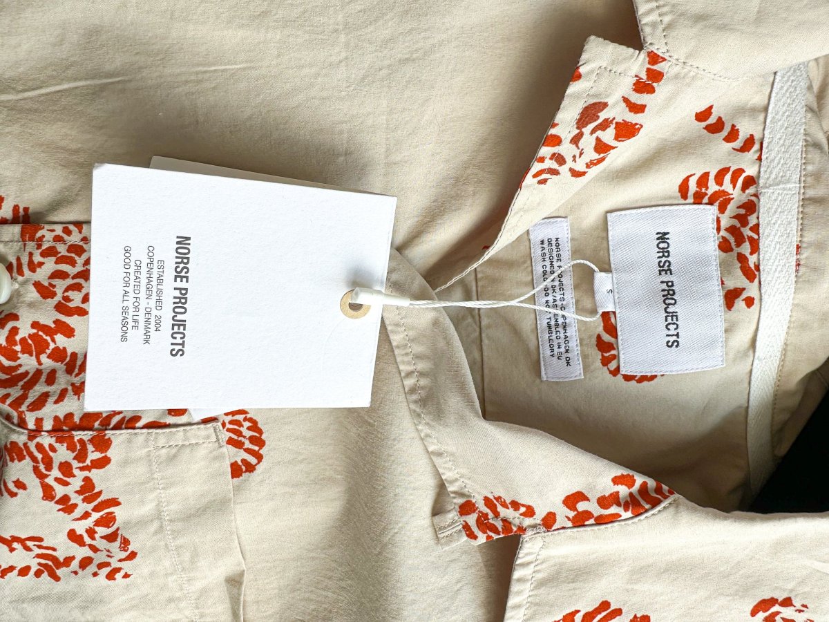Norse Projects Carsten Print Oatmeal Vintage Inspired Short Sleeved Vacation Shirt - Imagen 9